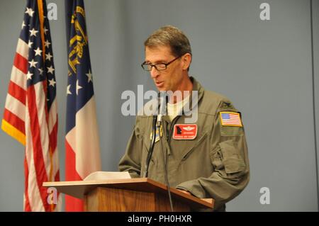 Die 165 Airlift Wing stellte eine neue State-of-the-art Operations Facility in einem Ribbon Cutting Juni 14 auf der Savannah Air National Guard Base statt. Generalmajor Joe Jarrard, Adjutant General, Georgien Departement für Verteidigung, Generalmajor Jesse Simmons, stellvertretender Adjutant General, Georgien Nationalgarde und Oberst Jim Marren, 165 Airlift Wing, sprachen alle darüber, wie die neue Anlage profitieren werden Missionen sowohl Stateside im In- und Ausland, und besser die Flügel von Bund, Laendern zu antworten, und lokalen Vertretungen. Die neuen neun Millionen Dollar Anlage wird besser die Flügel" aufnehmen Stockfoto