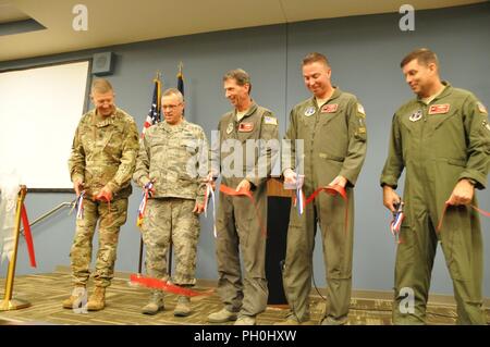 Die 165 Airlift Wing stellte eine neue State-of-the-art Operations Facility in einem Ribbon Cutting Juni 14 auf der Savannah Air National Guard Base statt. Generalmajor Joe Jarrard, Adjutant General, Georgien Departement für Verteidigung, Generalmajor Jesse Simmons, stellvertretender Adjutant General, Georgien Nationalgarde und Oberst Jim Marren, 165 Airlift Wing, sprachen alle darüber, wie die neue Anlage profitieren werden Missionen sowohl Stateside im In- und Ausland, und besser die Flügel von Bund, Laendern zu antworten, und lokalen Vertretungen. Die neuen neun Millionen Dollar Anlage wird besser die Flügel" aufnehmen Stockfoto