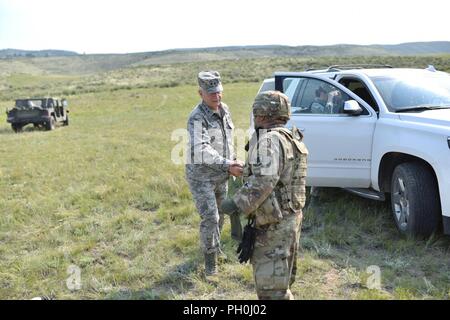 Arkansas' Adjutant General, Generalmajor Mark H. Berry, besuche Arkansas Soldaten im Camp Guernsey, Wyoming während eines mehrstufigen Field Artillery Training benannte Operation Western Streik. Verschiedene Elemente von der Arkansas Army National Guard waren anwesend im Camp Guernsey für das Training. Stockfoto
