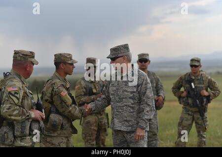 Arkansas' Adjutant General, Generalmajor Mark H. Berry, besuche Arkansas Soldaten im Camp Guernsey, Wyoming während eines mehrstufigen Field Artillery Training benannte Operation Western Streik. Verschiedene Elemente von der Arkansas Army National Guard waren anwesend im Camp Guernsey für das Training. Stockfoto