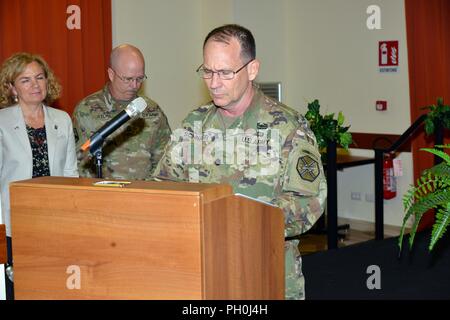 Us-Armee Garnison Italien Kaplan Oberstleutnant David A. Schnarr, liefert der Aufruf zu Beginn der USAG Italien U.S. Army im Geburtstag Feier am Goldenen Löwen, Vicenza, Italien, 14. Juni 2018. Die Veranstaltung wurde von meinem lokalen italienischen Beamten erschienen weitere militärische und zivile Partnerschaften in der Region Venetien zu stärken. Stockfoto