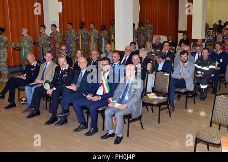 Mehr als zwei Dutzend italienische Beamte aus Vicenza und die umliegende Region Venetien trat der Vicenza militärischen Gemeinschaft der US-Armee im Geburtstag Feier am Goldenen Löwen, Vicenza, Italien, 14. Juni 2018 zu feiern. Die Beamten wurden aufgefordert, weitere militärische und zivile Partnerschaften in der Region Venetien zu stärken. Stockfoto