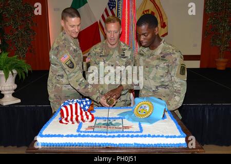 USAG Italien Garrison Commander hilft, die ältesten und jüngsten Soldaten die zeremoniellen Kuchen während der im Geburtstag Feier am Goldenen Löwen, Vicenza, Italien, 14. Juni 2018. Die Veranstaltung wurde von meinem lokalen italienischen Beamten erschienen weitere militärische und zivile Partnerschaften in der Region Venetien Von links: U.S Armee Afrika Oberst Douglas R. Campbell; Garrison Commander Col. Erik M. Berdy und 173Rd Airborne Brigade Pvt stärken. Trentretius L. Robinson. Stockfoto