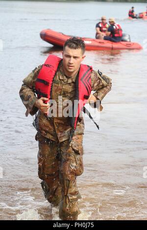 U.S. Army Reserve SPC. Konner Klein, ein Netzteil noncommissioned Officer von Spring Lake, North Carolina, mit Charlie Company, 457th zivilen Angelegenheiten Battalion, 7th Mission Support Command, verlässt das Wasser nach dem Schwimmen in der U.S. Army Reserve 2018 besten Krieger Wettbewerb in Fort Bragg, North Carolina, 14. Juni 2018. Wenn alle Ergebnisse wurden berechnet und Konkurrenten haben ausgeruht nach dem mörderischen Wettbewerb, die Bundeswehr Proficiency Abzeichen, Exzellenz im Wettbewerb Pistole Abzeichen und der US-Armee finden 2018 Am besten Krieger noncommissioned Officer und Soldat Soldat Titel awa sind Stockfoto