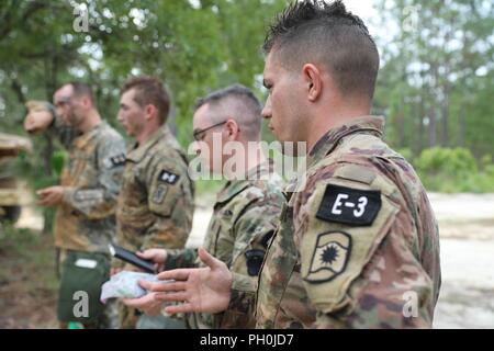 U.S. Army Reserve SPC. Konner Klein, ein Netzteil noncommissioned Officer von Spring Lake, North Carolina, mit Charlie Company, 457th zivilen Angelegenheiten Battalion, 7th Mission unterstützt den Befehl, fragt eine Frage während einer Pressekonferenz im die Waffe Montage/dissassembly Event bei der US-Army Reserve 2018 besten Krieger Wettbewerb in Fort Bragg, North Carolina, 14. Juni 2018. Heute, U.S. Army Reserve Soldaten geben alles, was sie haben, ihre Grenzen bringen und der letzte Tag der Ereignisse in der U.S. Army Reserve 2018 besten Krieger den Wettbewerb beenden. Stockfoto