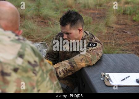 U.S. Army Reserve SPC. Konner Klein, ein Netzteil noncommissioned Officer von Spring Lake, North Carolina, mit Charlie Company, 457th zivilen Angelegenheiten Battalion, 7th Mission Support Command, konkurriert in der U.S. Army Reserve 2018 besten Krieger Wettbewerb in Fort Bragg, North Carolina, 14. Juni 2018. Heute, U.S. Army Reserve Soldaten geben alles, was sie haben, ihre Grenzen bringen und der letzte Tag der Ereignisse in der U.S. Army Reserve 2018 besten Krieger den Wettbewerb beenden. Stockfoto