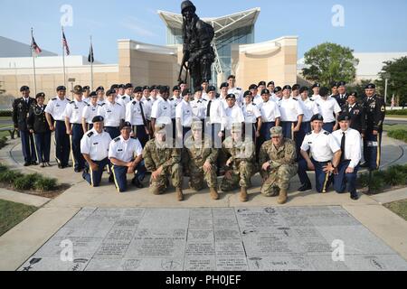 Krieger erhalten eine Rede von Command Sgt. Maj. Ted Copeland, nachdem er in der U.S. Army Reserve 2018 besten Krieger Wettbewerb in Fort Bragg, North Carolina, 14. Juni 2018. Heute, U.S. Army Reserve Soldaten geben alles, was sie haben, ihre Grenzen bringen und der letzte Tag der Ereignissen, die in der U.S. Army Reserve Bester Krieger den Wettbewerb beenden. Stockfoto