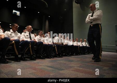 Krieger erhalten eine Rede von Command Sgt. Maj. Ted Copeland, nachdem er in der U.S. Army Reserve 2018 besten Krieger Wettbewerb in Fort Bragg, North Carolina, 14. Juni 2018. Heute, U.S. Army Reserve Soldaten geben alles, was sie haben, ihre Grenzen bringen und der letzte Tag der Ereignissen, die in der U.S. Army Reserve Bester Krieger den Wettbewerb beenden. Stockfoto