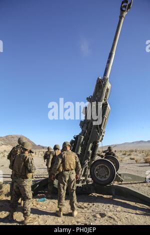 Marines mit Mike Batterie, 3.Bataillon, 14 Marine Regiment, 4 Marine Division, Einrichten der M777 Haubitze für ein direktes Feuer schießen Übung in Twentynine Palms, Kalifornien, da abgesehen von integrierten Übung 4-18, 13. Juni 2018. ITX 4-18 ist ein Live - Feuer- und Manöver kombinierte Waffen konzipiert Bataillon und Geschwader zu Zug-große Einheiten in den Taktiken, Techniken und Verfahren erforderlich, um eine nachhaltige und bereit, operative Reserve für die Beschäftigung im gesamten Spektrum der Krise und globale Beschäftigung zu schaffen. Stockfoto