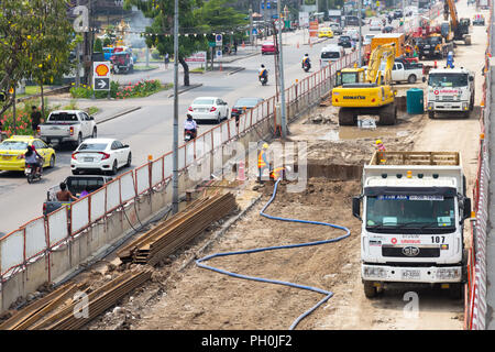 Bangkok, Thailand - 17. Juli 2019: Arbeiter, LKW und Baumaschinen werden vor Ort für eine neue Route Sky train Bau in Bangkok, Th Stockfoto