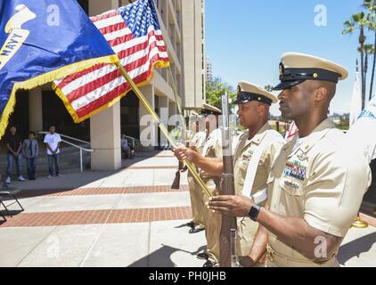 SAN DIEGO (14. Juni 2018) Die Naval Medical Center San Diego (NMCSD) Chief Petty Officer Color Guard Paraden die Farben während der Nationalhymne für den Start der Senior Chief pinning Zeremonie. Ddie pinning Zeremonie ist eine Tradition der Vergabe des Stern über dem Anker, was bedeutet Fortschritt in der Rang und die Anerkennung der aussergewöhnlichen Führung und Pflichterfüllung. Stockfoto