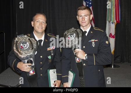 Us-Armee finden Sgt. Chase Craig, ein Beobachter Trainer - Trainer von Okarche, Oklahoma, der mit dem dritten Company, 290th Beobachtung und Kontrolle Training Bataillon, 1. Brigade, 91st Training Division, 84th Ausbildung Befehl (Bereitschaft), und der US-Army Reserve SPC. John Mundey, eine Brücke crewmember von Berkeley Springs, West Virginia, 459Th Engineer Company (Multi-Role Brücke), Bekämpfung der 299th Engineer Battalion, 412 Theater Ingenieur Befehl, erhielt die US Army Reserve 2018 Beste Noncommissioned Officer und besten Krieger an einem Preisbankett im Crown Plaza in Fayetteville, North Carolina gehalten Stockfoto