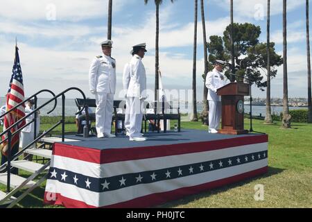 Coast Guard Com. William B. Winburn eingehende kommandierender Offizier der Küstenwache Base Los Angeles-Long Beach macht Schlusswort während der Coast Guard Base Los Angeles-Long Beach Ändern des Befehls Zeremonie, Juni 15, 2018, San Pedro, Kalifornien. Bevor er kommandierender Offizier der Küstenwache Base LA-LB, Com. Winburn diente als Stellvertretender Programm Manager für die Ausbildung und der Beratenden Gruppe Loslösung und Training Advisor für die Maritime Infrastruktur Schutz Kräfte im Königreich Saudi Arabien. Stockfoto