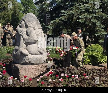 Generalleutnant Leonīds Kalniņš, Chef der Verteidigung, der Lettischen Nationalen Streitkräften, und Generalmajor Gregor Vadnais, Adjutant General von der Michigan National Guard, legen Kränze an der Gedenkstätte für die Opfer des Kommunismus, Gulbene, Lettland, 14. Juni (Air National Guard 2018 Stockfoto