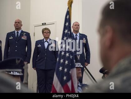 Oberst Tim Donnellan, die 124 Fighter Wing Commander, Oberst Stephanie Sheppard, der scheidende 124 Mission Support Group Commander, und Oberstleutnant Eric Newman, der eingehende 124. MSG Commander, stehen an Aufmerksamkeit während das Singen der Nationalhymne bei einem Befehl Zeremonie Juni 12, 2018 Gowen Field, Boise, Idaho. Während der offiziellen militärischen Zeremonien die Nationalhymne gesungen wird der Ton der Veranstaltung zu beginnen. Stockfoto