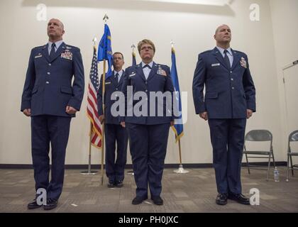 Oberst Tim Donnellan, die 124 Fighter Wing Commander, Oberst Stephanie Sheppard, der scheidende 124 Mission Support Group Commander, und Oberstleutnant Eric Newman, der eingehende 124. MSG Commander, stehen an Achtung vor der Übergabe guidon während der 124. MSG Ändern des Befehls Zeremonie Juni 12, 2018 Gowen Field, Boise, Idaho. Vorbei an der Guidon bedeutet für alle, dass es neue Commander dieser Organisation. Stockfoto