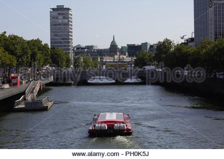 Warme Wetter in Dublin heute morgen als Schlepper, die Köpfe der Liffey. Die Prognose ist für Temperaturen von 17 Grad und gemischte Perioden Sonnenschein und s Stockfoto