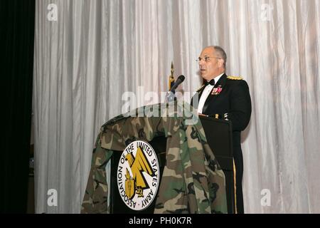 Us-Armee Gen. Gus Perna, Army Material Command kommandierender General, gibt seine Bemerkungen auf der Armee Geburtstag Ball von der Vereinigung der US-Army in Huntsville, Alabama, 15. Juni 2018 bereitgestellt werden. Die US-Armee im feiert Geburtstag. Stockfoto