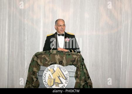 Us-Armee Gen. Gus Perna, Army Material Command kommandierender General, gibt seine Bemerkungen auf der Armee Geburtstag Ball von der Vereinigung der US-Army in Huntsville, Alabama, 15. Juni 2018 bereitgestellt werden. Die US-Armee im feiert Geburtstag. Stockfoto