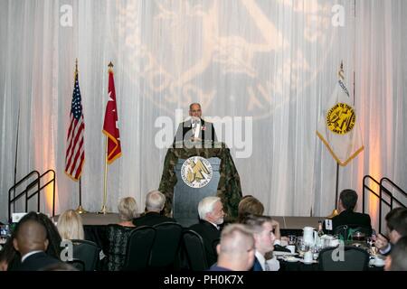 Us-Armee Gen. Gus Perna, Army Material Command kommandierender General, gibt seine Bemerkungen auf der Armee Geburtstag Ball von der Vereinigung der US-Army in Huntsville, Alabama, 15. Juni 2018 bereitgestellt werden. Die US-Armee im feiert Geburtstag. Stockfoto