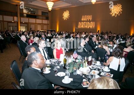 Us-Armee Gen. Gus Perna, Army Material Command kommandierender General, gibt seine Bemerkungen auf der Armee Geburtstag Ball von der Vereinigung der US-Army in Huntsville, Alabama, 15. Juni 2018 bereitgestellt werden. Die US-Armee im feiert Geburtstag. Stockfoto