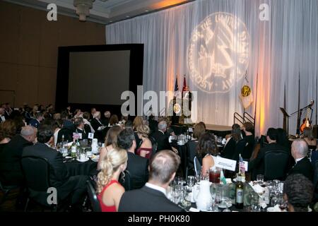 Us-Armee Gen. Gus Perna, Army Material Command kommandierender General, gibt seine Bemerkungen auf der Armee Geburtstag Ball von der Vereinigung der US-Army in Huntsville, Alabama, 15. Juni 2018 bereitgestellt werden. Die US-Armee im feiert Geburtstag. Stockfoto