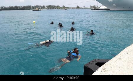 Bahamas (15. Juni 2018) Taucher von Antigua, Bahamas, Belize und Trinidad beginnen ein Security sweep Übung im Prince George Wharf, während Tradewinds 2018. Tradewinds ist ein US Southern Command gesponsert Übung, die Teilnehmenden karibischen Nationen die Gelegenheit, Sicherheit und Disaster Response Fähigkeiten zu verbessern. Der Fokus liegt in diesem Jahr bei der Bekämpfung der grenzüberschreitenden organisierten Kriminalität in der Region. Stockfoto