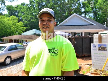 Brian Chinone, eine Marine Corps Veteran und Purple Heart Empfänger, steht vor der Lebensraum für die Menschheit home Bauvorhaben, die bald zu seiner Residenz, 16. Juni 2018 in Austell, Ga. Stockfoto