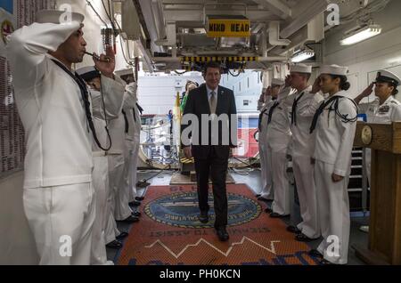 Japan (16. Juni 2018) US-Botschafter in Japan, Herrn Abgeordneten William F. Hagerty IV (Mitte) Kreuze die quarterdeck der militärischen Sealift Command Hospital Ship USNS Mercy (T-AH 19) das Schiff auf Tour und der Big Top Empfang teilnehmen. USNS Mercy macht port Besuche in Yokosuka und Tokio Beziehungen zwischen U.S. Navy Segler und japanische Bürger durch kulturellen Austausch und bilateralen Training zu fördern. Stockfoto