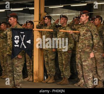 Rhein ORDNANCE BARRACKS, Deutschland - Sky Soldaten von 3-638Infanterie Regiment, 173Rd Airborne Brigade Abschied ausgehende Bataillonskommandeur Oberstleutnant Kurt Cyr und Willkommen eingehende Bataillonskommandeur Oberstleutnant Gorby. Stockfoto