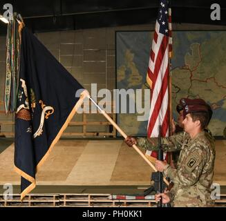 Rhein ORDNANCE BARRACKS, Deutschland - Sky Soldaten von 3-638Infanterie Regiment, 173Rd Airborne Brigade Abschied ausgehende Bataillonskommandeur Oberstleutnant Kurt Cyr und Willkommen eingehende Bataillonskommandeur Oberstleutnant Gorby. Stockfoto