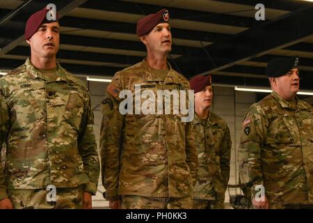 Rhein ORDNANCE BARRACKS, Deutschland - Sky Soldaten von 3-638Infanterie Regiment, 173Rd Airborne Brigade Abschied ausgehende Bataillonskommandeur Oberstleutnant Kurt Cyr und Willkommen eingehende Bataillonskommandeur Oberstleutnant Gorby. Stockfoto