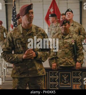 Rhein ORDNANCE BARRACKS, Deutschland - Sky Soldaten von 3-638Infanterie Regiment, 173Rd Airborne Brigade Abschied ausgehende Bataillonskommandeur Oberstleutnant Kurt Cyr und Willkommen eingehende Bataillonskommandeur Oberstleutnant Gorby. Stockfoto