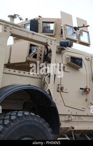 Us-Soldaten des 731St Transport Unternehmen, Kansas Army National Guard, zurück Brand während einer Messe Unfallversicherung Schulungsveranstaltung zur Unterstützung der Goldenen Coyote, Custer State Park, S.D., 16. Juni 2018. Die goldenen Coyote Übung ist eine dreiphasige, Szenario-driven Übung in den Black Hills von South Dakota und Wyoming, mit dem Kommandanten auf der Mission wesentliche Anforderungen der Aufgabe, Krieger Aufgaben und Übungen zu konzentrieren. Stockfoto