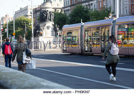 Warme Wetter in Dublin heute morgen als die Geschäfte öffnen. Die Prognose ist für Temperaturen von 17 Grad und gemischte Perioden der Sonne und Duschen. Stockfoto