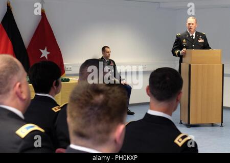 Grafenwöhr, Deutschland - Brig. Gen. Frederick R. Maiocco jr., Kommandant der 7. Mission unterstützt den Befehl Adressen die Abschlussklasse der gemeinsamen Kern der Phase III in einer Zeremonie hier an der 7 Mittelstufe Bildung Loslösung durchgeführt, 7. Mission unterstützt den Befehl im Camp der Normandie, United States Army Garrison, Bayern am 16. Juni 2018. Stockfoto