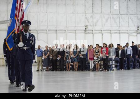 Mitglieder des Joint Base Andrews Ehrengarde für die 89Th Airlift Wing Change-of-Befehl Zeremonie am Joint Base Andrews, Md., 15. Juni 2018 vorbereiten. Während der Zeremonie Col. Rebecca Sonkiss übernahm das Kommando über die Flügel von Oberst Casey Eaton. Stockfoto