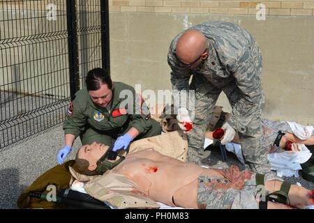 CINCINNATI, Ohio - ein Mitglied der C-Kader bereitet ein "Patient" für ein Training Simulation übung während der Taktischen Critical Care Evakuierung Team Training am Cincinnati Zentrum für die Erhaltung des Traumas und der Bereitschaft Fähigkeiten. Die C-STARS ist eine gemeinsame Partnerschaft zwischen der Universität Cincinnati Medical Center und der Air Force, mit der Mission, praktische, realistische Ausbildung für militärische medizinisches Personal in Trauma und Critical Care. Während der einwöchigen TCCET Training, combat medic Teams durchlaufen umfangreiche Simulation Training mit realistischen Patienten Szenarien ihre Abi zu testen Stockfoto