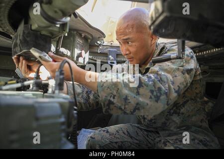 Cpl. Jin W. Kang, ein Motor Transport Operator mit Hauptsitz Unternehmen, 23 Marine Regiment, 4 Marine Division, in San Bruno, Kalifornien, führt die Wartung der Fahrzeuge während der integrierte Ausbildung Übung 4-18 bei Marine Corps Air Ground Combat Center Twentynine Palms, Kalifornien, am 17. Juni 2018. ITX ist ein Service Level Training Veranstaltungen, die darauf abzielt, Einheiten für den Kampf vorzubereiten, unter möglichst realistischen Bedingungen möglich. Stockfoto