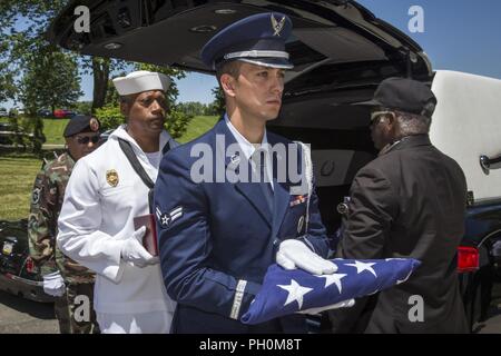 Us Air Force Airman 1st Class Jared Cklappen Sie den Ständer leicht zurück, rechts, und Master at Arms 2. Klasse Roosevelt Smallwood eine Fahne und eine Urne mit den cremains eines Veterans während der 28 New Jersey Mission der Ehre (NJMOH) Zeremonie an der Brigadier General William C. Doyle Veterans Memorial Friedhof im Norden Hannovers Township, New Jersey, 14. Juni 2018 durchzuführen. Die cremains von sieben Weltkriegveterane Geoffrey N. Barrow, Henry Brandon und Frau, Willa Mae; Arthur R. Callan, James Grant Sr., Theodore R. Jackson jr., Monroe E. Morris, und Charlie Waters; zwei Vietnam Veteranen Johnny W. Morgan und Gilbert Shelton, J. Stockfoto