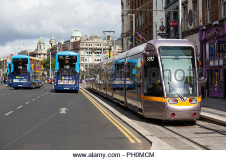 Die LUAS-Straßenbahn und Busse in Dublin Ansatz der O'Connell Bridge in Dublin an einem sonnigen Tag im August in Irland Stockfoto