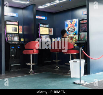 Wetten zu festen Quoten Klemmen (FOBT) in Betfred Wettbüro. Großbritannien Stockfoto