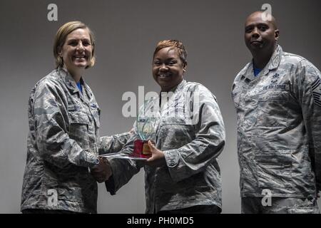 Kol. Jennifer Kurz, Links, 23 d-Flügel (WG) Commander, präsentiert ein 1. Platz Preis an Kapitän Lakeatta Tonge, Mitte, 23d Medical Group flight Commander für Bildung und Ausbildung, folgenden Funken Tank, 15. Juni 2018, bei Moody Air Force Base, Ga Funken Tank ist ein Spinoff der Show Haifischbecken, in dem Piloten die Möglichkeit, Projekte und Verbesserungen für Moody zu Führern aus der 23 d WG und der lokalen Gemeinschaft vorschlagen gegeben wurden. Stockfoto