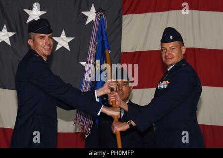 Us Air Force Colonel Derek O'Malley, 20 Fighter Wing Commander, Links, gibt den 20 Medical Group (MDG) Guidon, Oberstleutnant Christian Lyons, 20 MDG eingehende Commander, die während eines Befehls Zeremonie bei Shaw Air Force Base, S.C., 15. Juni 2018. Flieger zum 20 MDG zugewiesen sind ambulante Pflegedienste zu rund 31.000 qualifizierte Service Mitglieder, Rentner und Familien. Der Gruppe vier Staffeln bieten Dienstleistungen wie Familie und Kinder Gesundheit, Optometrie, Zahnpflege, Radiologie und Apotheke. Stockfoto