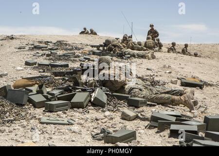 Finden Marines mit Firma A, 1st Bataillon, 23 Marine Regiment, 4 Marine Division, Feuer Ihrer M240 und M2 .50 Kaliber Maschinengewehre während einer Air Assault Kurs an integrierte Ausbildung Übung 4-18, an Bord der Marine Corps Air Ground Combat Center Twentynine Palms, Calif., 16. Juni 2018. ITX 4-18 bietet Marine Air-Ground Task Force Elemente eine Chance service durchzumachen - Ebene Kompetenzbewertungen, so dass Sie nahtlos mit Active Duty Marines im Falle von Krisen, erfordert eine schnelle Reaktion zu integrieren. Stockfoto