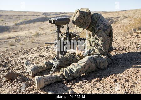 Lance Cpl. Benjamin Strube, ein Scout Beobachter mit Mike Batterie, 3.Bataillon, 14 Marine Regiment, 4 Marine Division, Skizzen fernen gebirgigen Gelände während einer Air Assault Kurs für Alpha Company, 1.Bataillon, 23 Marine Regiment, 4 MARDIV, während integrierte Ausbildung Übung 4-18, an Bord der Marine Corps Air Ground Combat Center Twentynine Palms, Calif., 17. Juni 2018. ITX 4-18 bietet Marine Air-Ground Task Force Elemente eine Chance service durchzumachen - Ebene Kompetenzbewertungen, so dass Sie nahtlos integriert mit Active Duty Marines im Falle von Krisen, die Anford Stockfoto