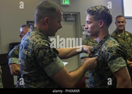 Lance Cpl. Austin A. Haneline, ein Unmanned Aerial Vehicle Operator mit Marine Unmanned Aerial Vehicle Squadron 4, Marine Flugzeuge Gruppe 41, 4 Marine Flugzeugflügel, in Camp Pendleton, Kalifornien, fliegen nicht nur Drohnen mit dem Marine Corps, sondern auch seine zivile Karriere. Drohnen sind Flugzeuge betrieben, ohne menschliche Pilot an Bord, und stattdessen durch eine Boden- Controller und ein System der Kommunikation zwischen den beiden betrieben. Stockfoto