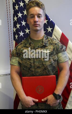 Lance Cpl. Austin A. Haneline, ein Unmanned Aerial Vehicle Operator mit Marine Unmanned Aerial Vehicle Squadron 4, Marine Flugzeuge Gruppe 41, 4 Marine Flugzeugflügel, in Camp Pendleton, Kalifornien, fliegen nicht nur Drohnen mit dem Marine Corps, sondern auch seine zivile Karriere. Drohnen sind Flugzeuge betrieben, ohne menschliche Pilot an Bord, und stattdessen durch eine Boden- Controller und ein System der Kommunikation zwischen den beiden betrieben. Stockfoto