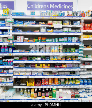 Kinder Medizin in Tesco Supermarkt. Großbritannien Stockfoto