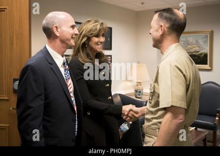 ARLINGTON Virginia (15. Juni 2018) Leiter der Naval Operations (CNO) Adm. John Richardson trifft sich mit Tammie Jo Shults und ihre Familie in das Pentagon. Shults, ein ehemaliger Navy Pilot und eine der ersten weiblichen F/A-18 Hornet Piloten, landete sicher eine kommerzielle Flugzeuge Boeing737-700 nach dem Ausfall des Motors im April 2018 erlitten. Stockfoto